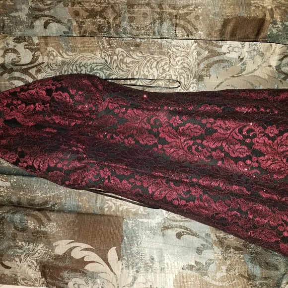 R&M, Red with black lace, Full length, Size 6 - Picture 6 of 8